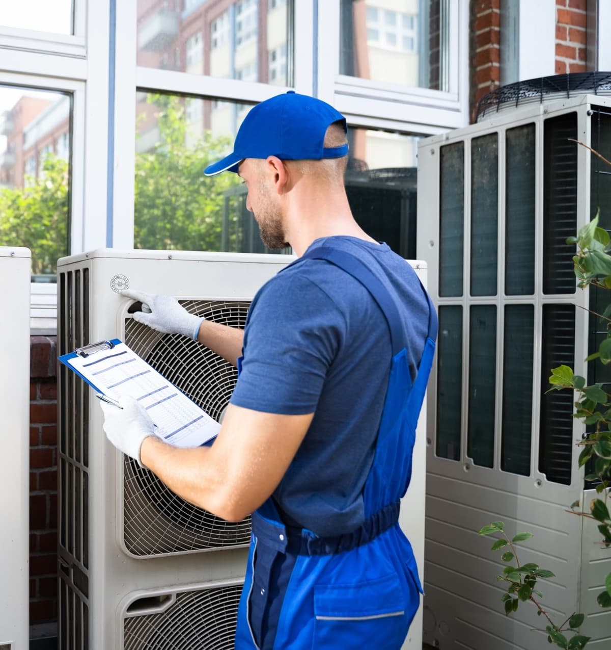 Técnico realizando manutenção em sistema de ar condicionado