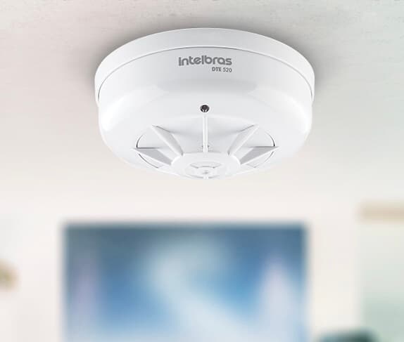 Sistema de detecção de incêndio instalado em edifício comercial